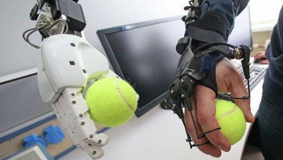 Фонд перспективных исследований объявил о создании двух макетов человекоподобных роботов