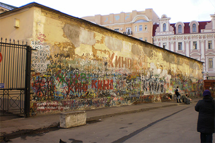 Начался сбор подписей за сохранение стены Цоя в Москве против которой выступают депутаты