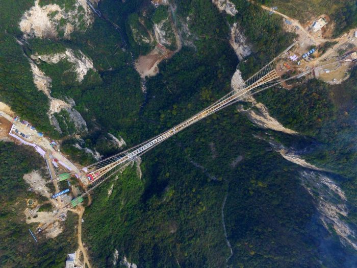 Китай завершил строительство стеклянного моста длиной 393 метра