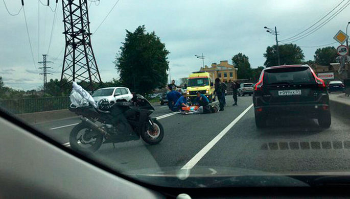 ДТП с мотоциклистами: двоих госпитализировали с Воздухоплавательной, одного — прямо с Дворцовой