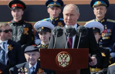 «С вами вся Россия»: к кому обратился Путин с трибуны в честь дня Победы?  