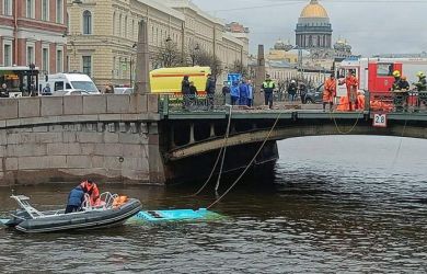 «Был неисправен»: В Петербурге утонул автобус. Есть погибшие