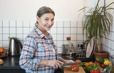 Плати за обед и ужин. «Зарплата жены»: каждая вторая россиянка оценила свой труд в 35–50 тыс. рублей