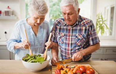 Диета против деменции: эксперты рассказали что нужно есть людям после 50