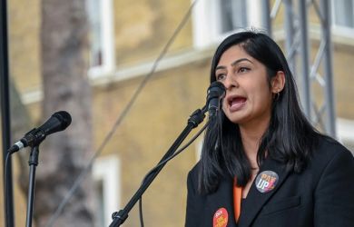 Мигранты рвут Британию: депутатка Зара Султана за референдум против короля Карла