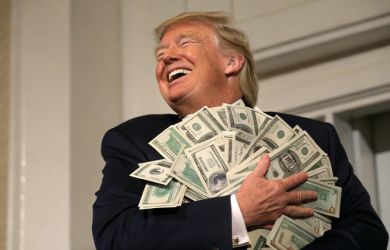 «Трамп играет долларом и жертвует будущим ради сиюминутных побед»: Хазин объяснил почему это игра с огнём