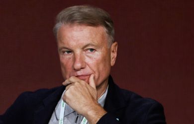 Греф признал ошибку и пообещал сохранить сберкнижки до последнего клиента