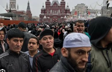 МГУ узаконил анклавы мигрантов: «Зарежут — может не зарежут.» Русским — «интересные дела», а толпы у метро? Шок.