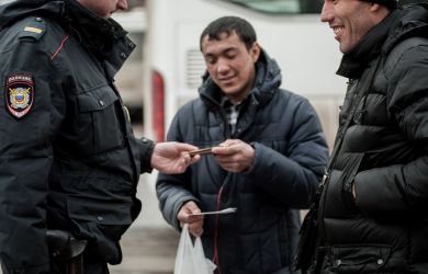 «Запрет этнических диаспор, тотальная проверка всех и принудительные работы»: радикальный план из Госдумы по мигрантам