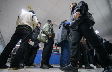 Заработал мало — семьи не достоин!: новые правила ужесточили жизнь мигрантов