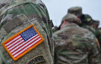 «Гарант безопасности» в бегах: Солдаты США трусливо прячутся по норам. Трамп потерял всё