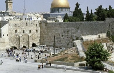 Благодатный огонь без зрителей: Израиль отсекает верующих от главной святыни