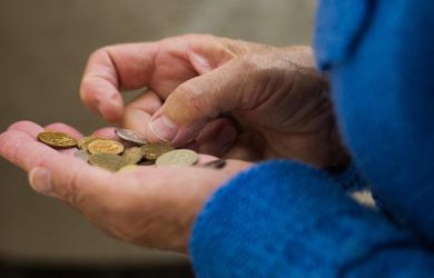 «Выжимают последние копейки из бедных россиян»: в Госдуме требуют прекратить наживаться на нищих