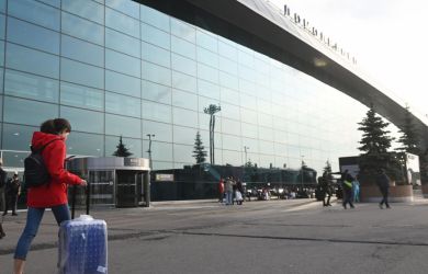 «По 15к с лоха»: бизнес на билетах и заблокированный иностранец в такси — кошмар московского аэропорта