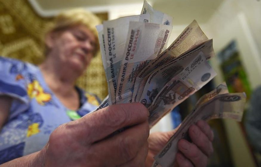 13-я зарплата и пенсия — спасение для беднеющих россиян? В Госдуме требуют изменить жизнь россиян