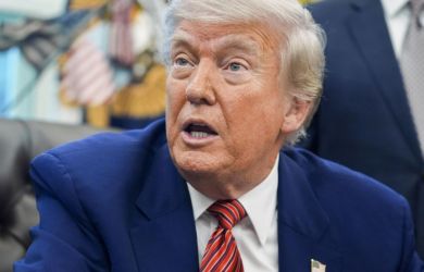 «Проснёшься, а он уже всех победил»: Трамп объявил об окончании войны с Ираном, но армию стягивает
