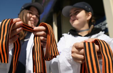 «ФРГ притворялась, что скорбит»: Ахмедова о том, почему Берлин запретил советскую символику
