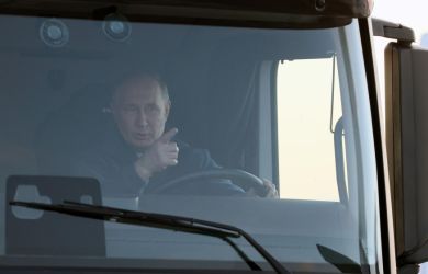 «Оглянитесь по сторонам, в соседнем ряду может ехать Путин за рулем»: откровения Пескова