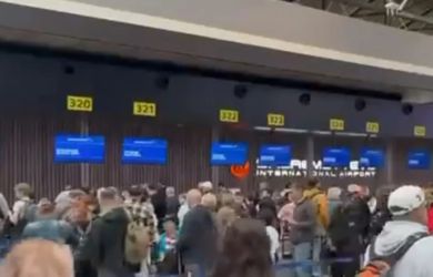 Что дальше?! Уже Москва встала из-за атак БПЛА: в аэропортах задержаны сотни рейсов... Люди в шоке