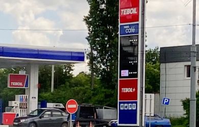 На московских АЗС начали резать отпуск топлива: водителям выдают бензин по жестким лимитам. Что происходит?