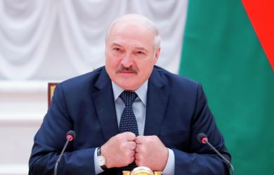 Лукашенко обещает узбекам жильё и медицину. «Сырки жрать любите?!» — журналист разнёс белорусов за нежелание работать