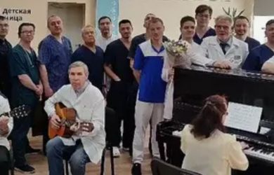 «Только хора не хватало». Дефицит врачей - грустно, но теперь с песней! В российских больницах запускают проект с пением