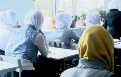 Провокация и беззаконие. В школах и вузах Югры ученицы начали одевать никабы и хиджабы игнорируя все законы