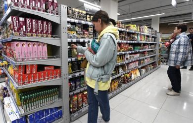 «Пример Беларуси им стоит как кость в горле»: рост цен вынуждает россиян «экономить на еде»