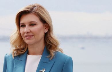 Зеленская рыдает в CNN и пляшет на костях украинцев, зажимая в кулачке чек из Cartier