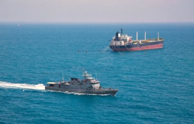 Иран шокирует: 15 судов в день через Ормуз и ультиматум США — война вспыхнет через 2 недели?