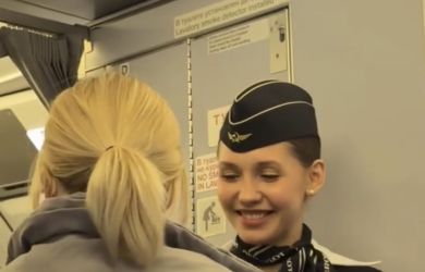 Небо, самолет и доброта: стюардесса укачала ребенка, чтобы мама могла отдохнуть