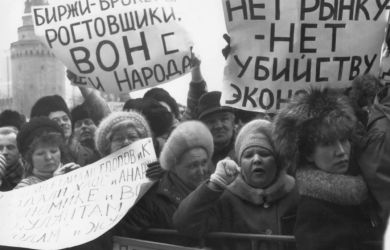А что дальше? Экономика снова уходит в 90-е! Бизнес массово спасается от налогового давления и переходит на наличные...