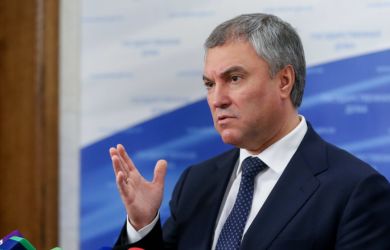 Депутатам — деньги, народу — бензин по 100 рублей: Володин объяснил «общим пониманием» кризис на АЗС и раздал премии