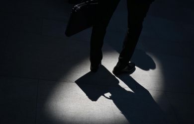 Чиновники-беглецы сбегают из России до ареста: кто открывает им дверь?